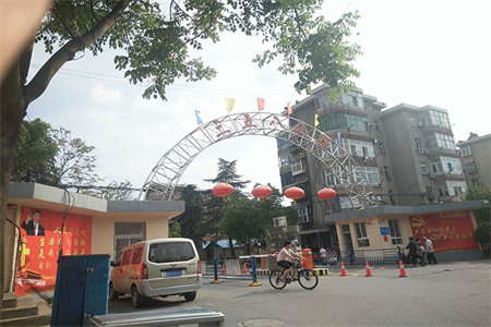 一实小附近东岳广场3室2厅1卫80万103m2中档装修出售